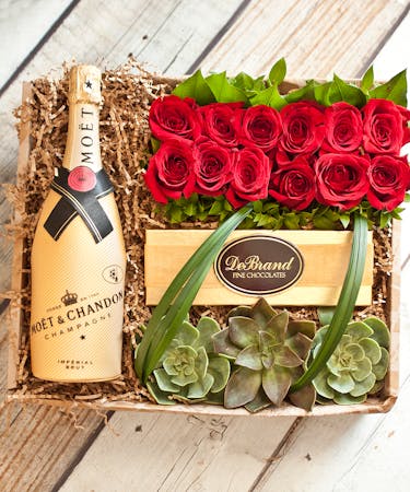 12 Roses & Moet Chandon Champagne Gift Box