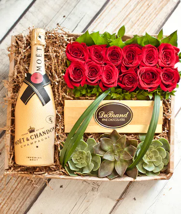 12 Roses & Moet Chandon Champagne Gift Box