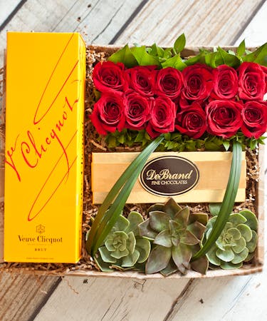 12 Roses & Veuve Cliquot Champagne Gift Box